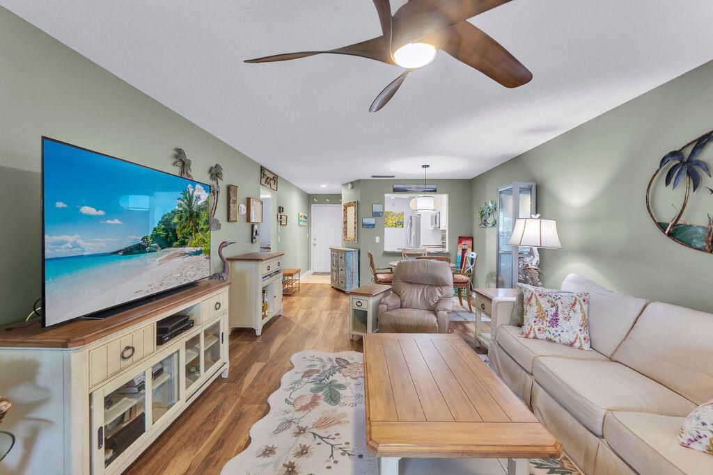 Под контрактом: $264,900 (2 спален, 2 ванн, 1020 Квадратных фут)