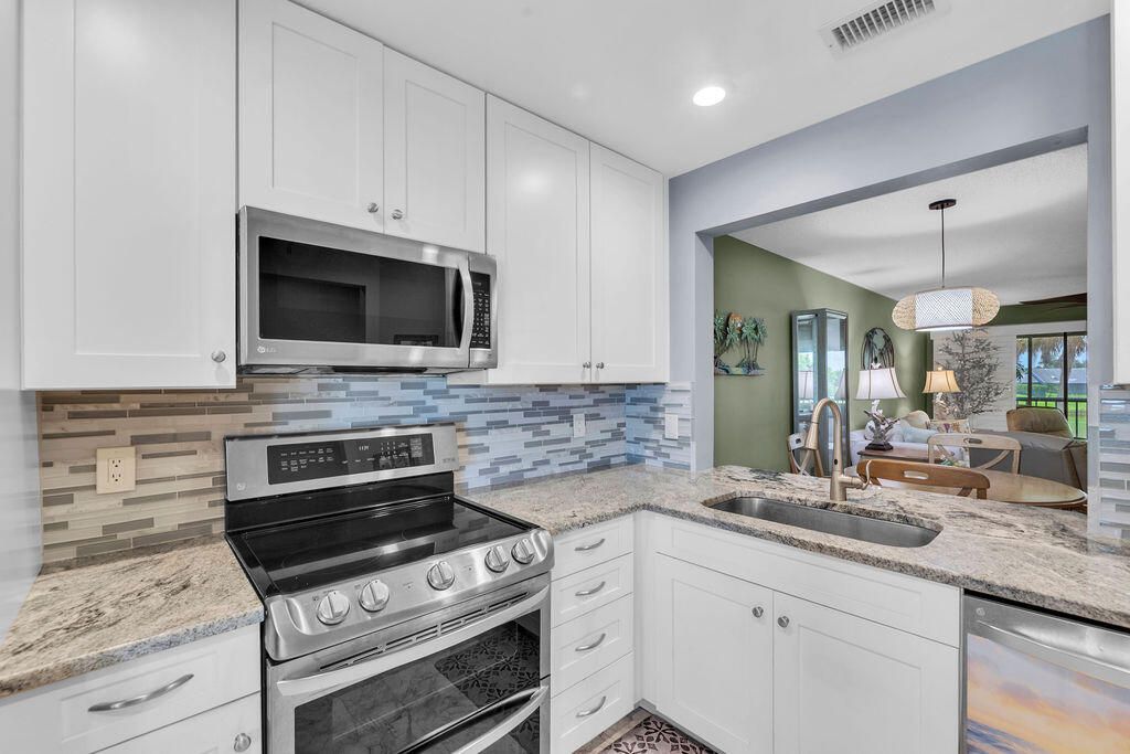 Под контрактом: $264,900 (2 спален, 2 ванн, 1020 Квадратных фут)