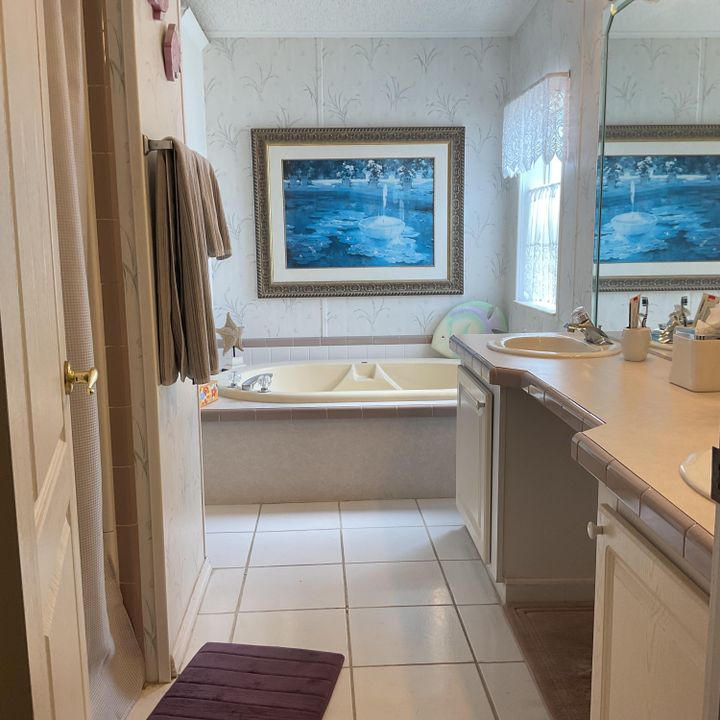 Active With Contract: $184,900 (3 beds, 2 baths, 1728 Square Feet)