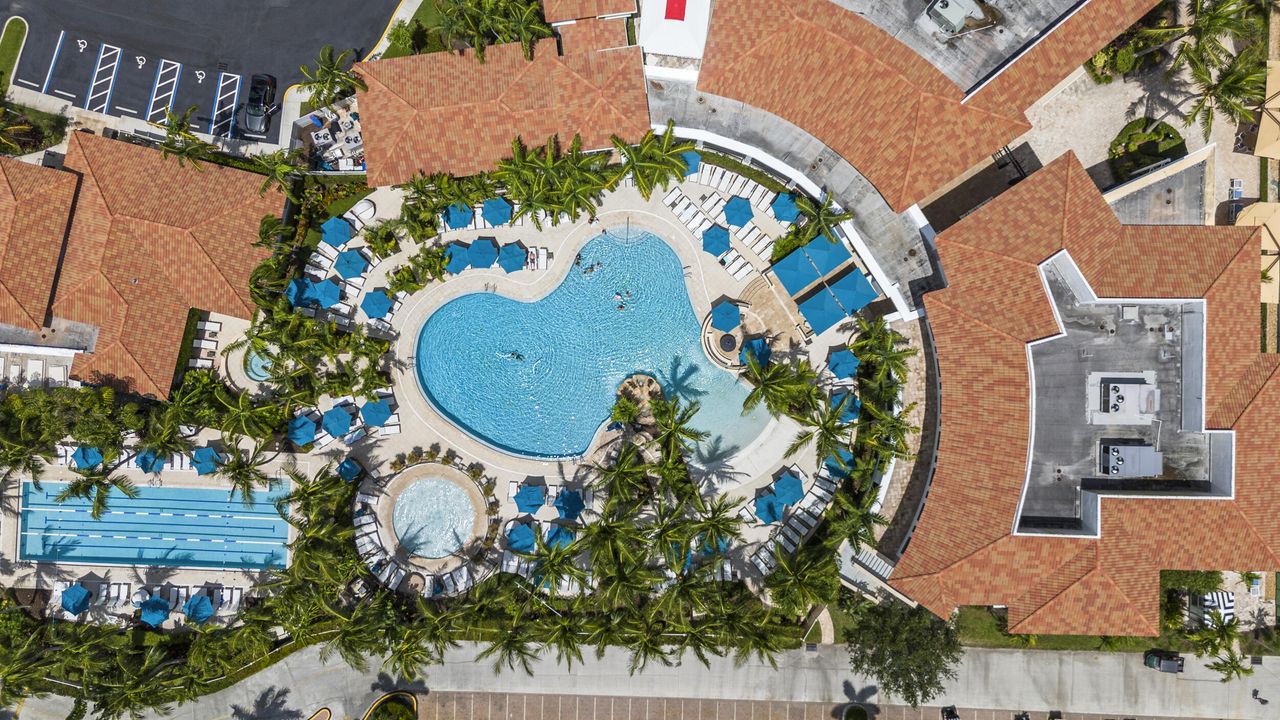 合同活跃: $599,000 (2 贝兹, 2 浴室, 2327 平方英尺)