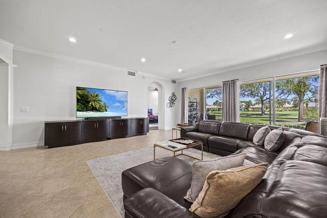 合同活跃: $599,000 (2 贝兹, 2 浴室, 2327 平方英尺)