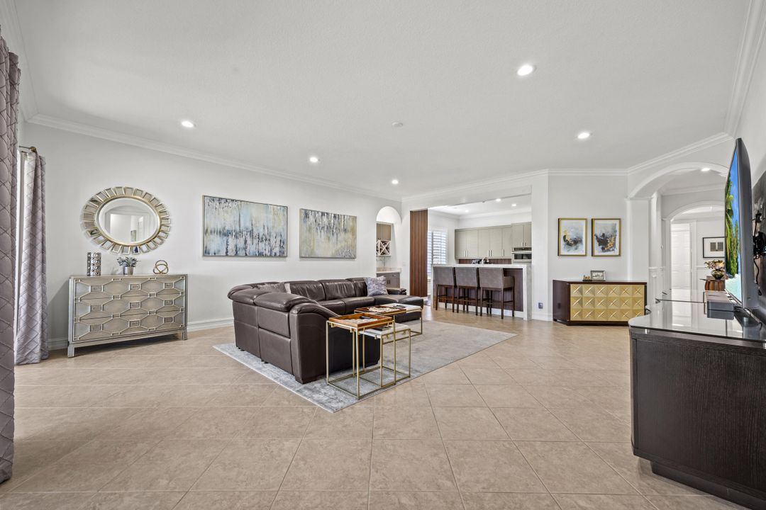 合同活跃: $599,000 (2 贝兹, 2 浴室, 2327 平方英尺)