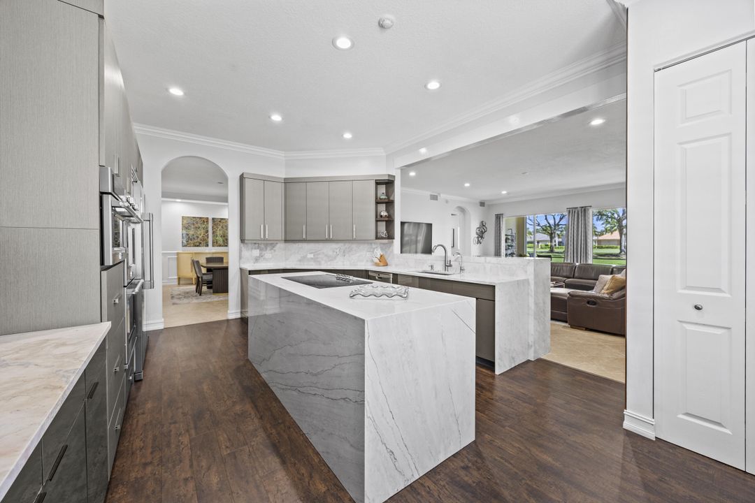 合同活跃: $599,000 (2 贝兹, 2 浴室, 2327 平方英尺)