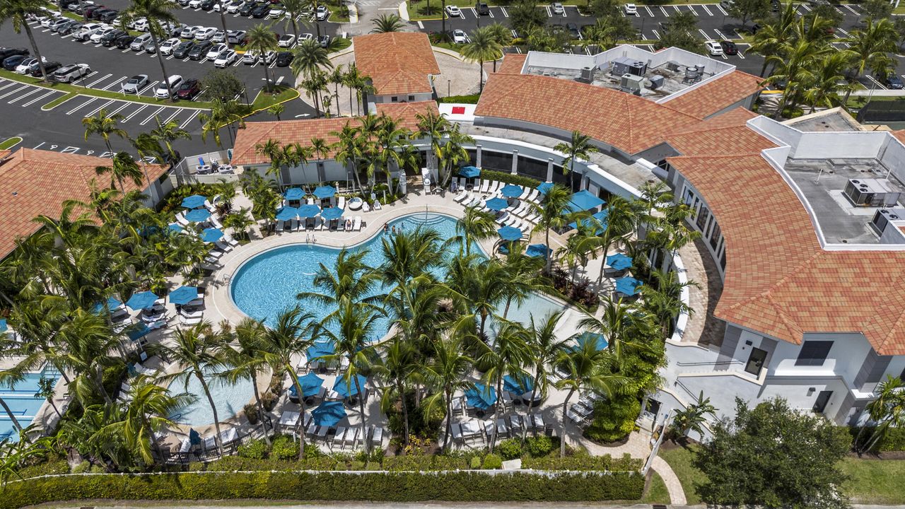 合同活跃: $599,000 (2 贝兹, 2 浴室, 2327 平方英尺)