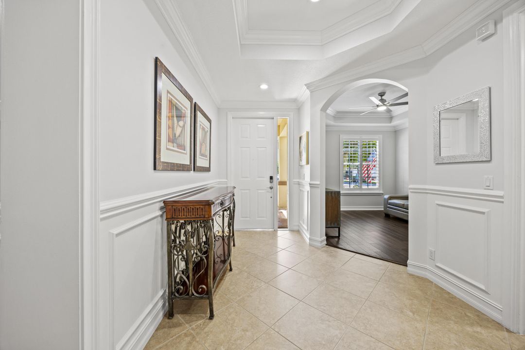 合同活跃: $599,000 (2 贝兹, 2 浴室, 2327 平方英尺)