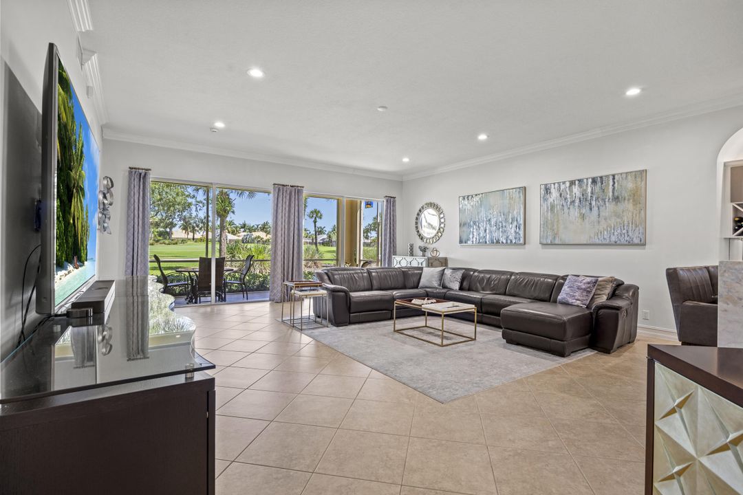 合同活跃: $599,000 (2 贝兹, 2 浴室, 2327 平方英尺)