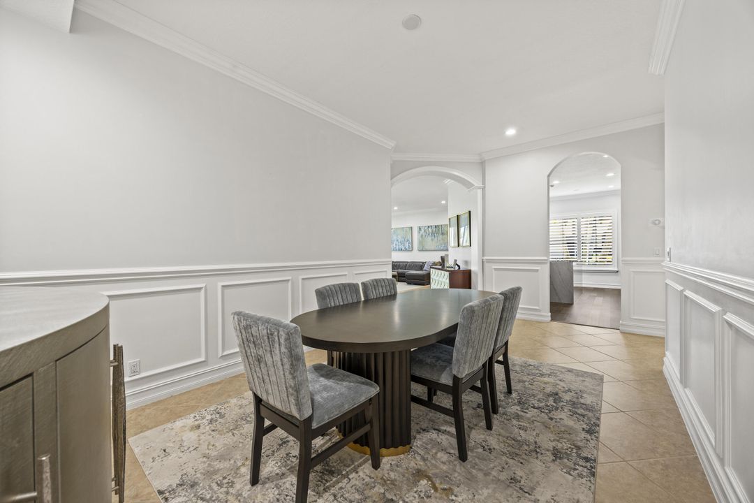 合同活跃: $599,000 (2 贝兹, 2 浴室, 2327 平方英尺)