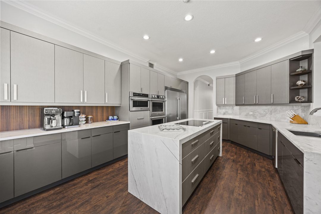 合同活跃: $599,000 (2 贝兹, 2 浴室, 2327 平方英尺)