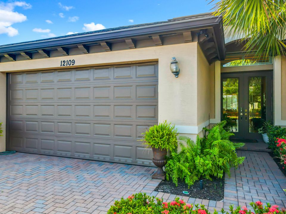 For Sale: $499,900 (3 beds, 3 baths, 1982 Square Feet)