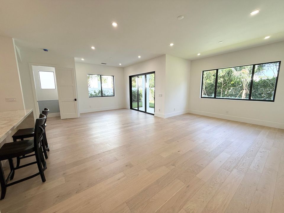 Под контрактом: $1,699,000 (4 спален, 3 ванн, 2316 Квадратных фут)