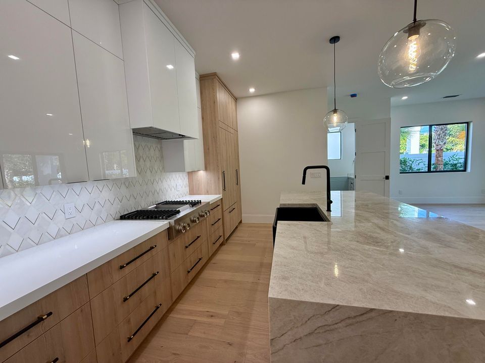 Под контрактом: $1,699,000 (4 спален, 3 ванн, 2316 Квадратных фут)