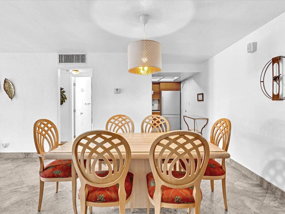 Active With Contract: $195,000 (1 beds, 1 baths, 900 Square Feet)