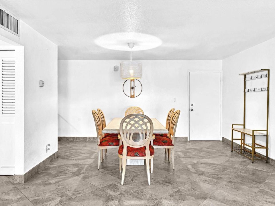 Active With Contract: $195,000 (1 beds, 1 baths, 900 Square Feet)