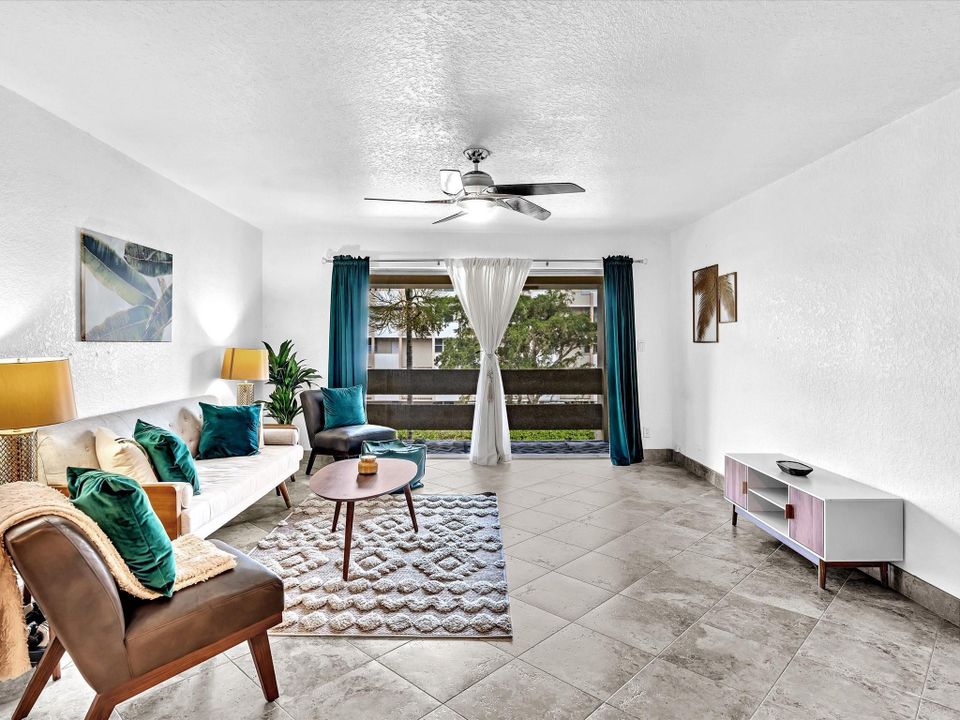 Active With Contract: $195,000 (1 beds, 1 baths, 900 Square Feet)