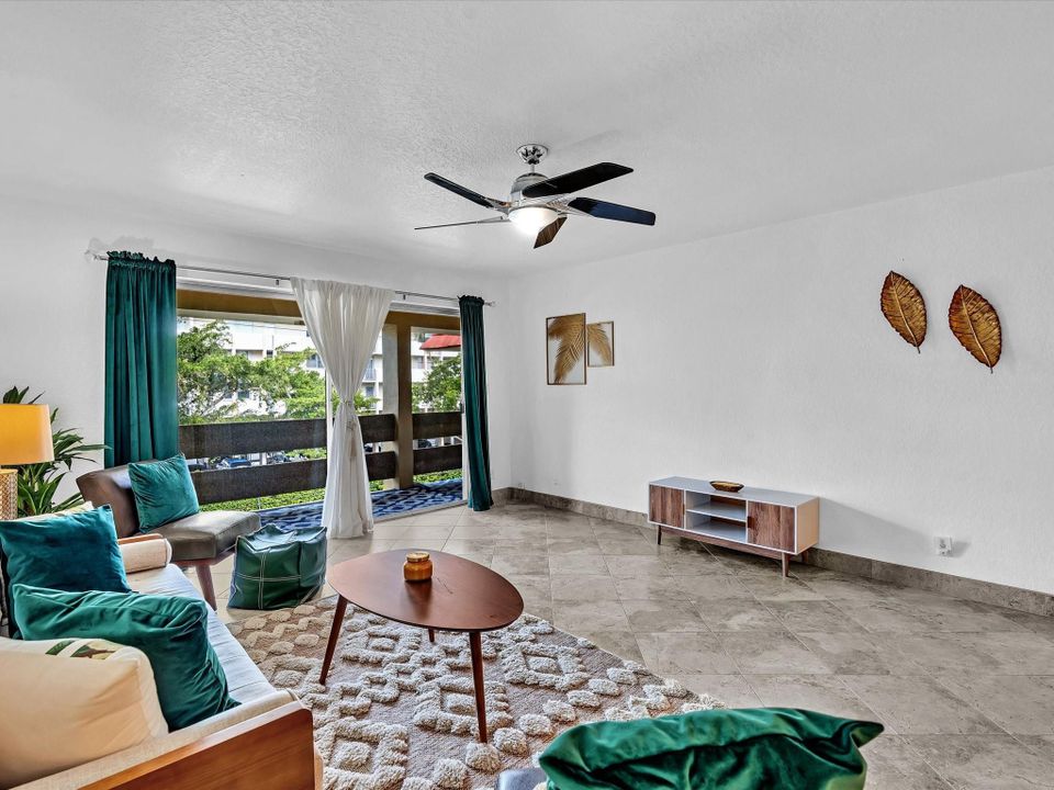 Active With Contract: $195,000 (1 beds, 1 baths, 900 Square Feet)