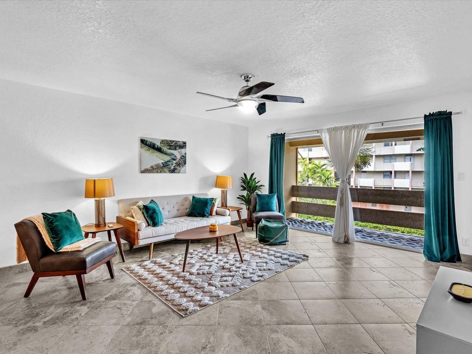 Active With Contract: $195,000 (1 beds, 1 baths, 900 Square Feet)