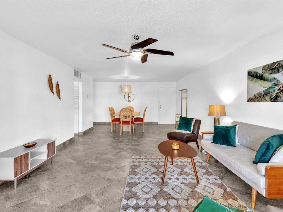 Active With Contract: $195,000 (1 beds, 1 baths, 900 Square Feet)