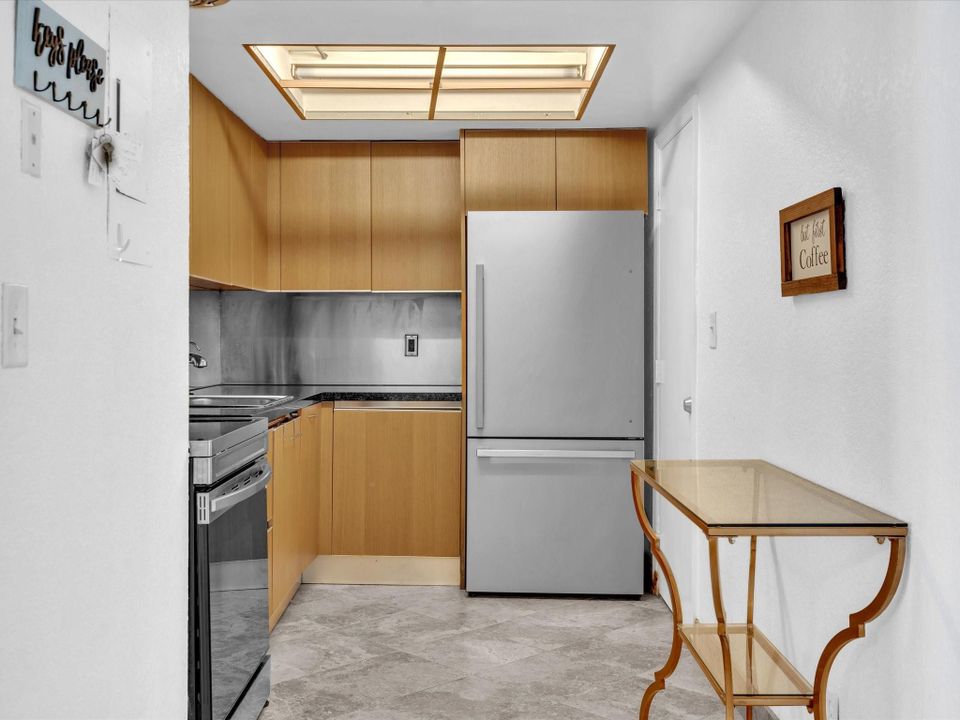 Active With Contract: $195,000 (1 beds, 1 baths, 900 Square Feet)