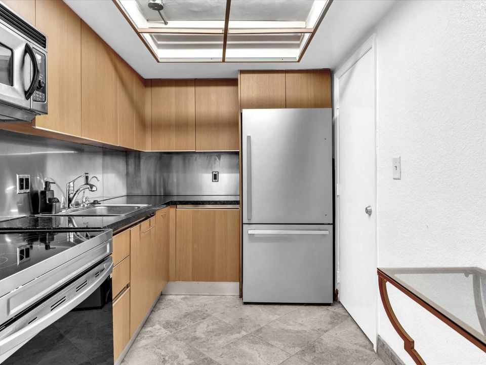 Active With Contract: $195,000 (1 beds, 1 baths, 900 Square Feet)