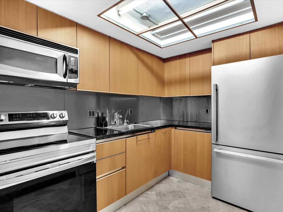 Active With Contract: $195,000 (1 beds, 1 baths, 900 Square Feet)