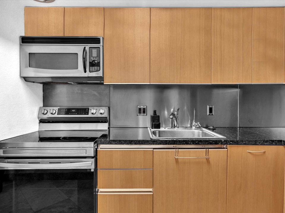 Active With Contract: $195,000 (1 beds, 1 baths, 900 Square Feet)