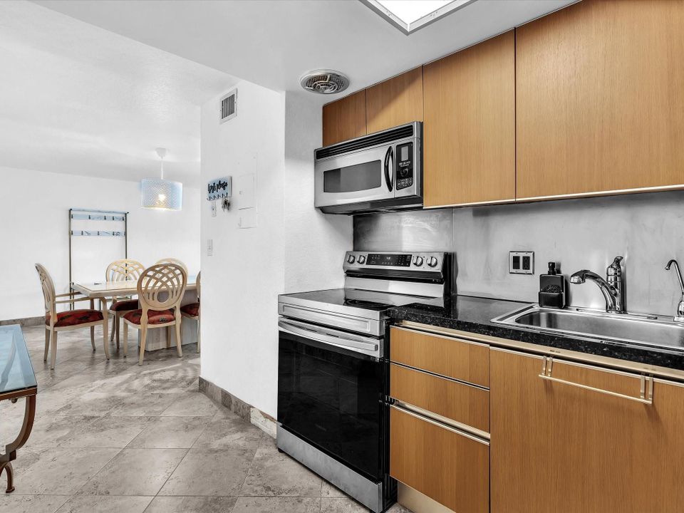 Active With Contract: $195,000 (1 beds, 1 baths, 900 Square Feet)