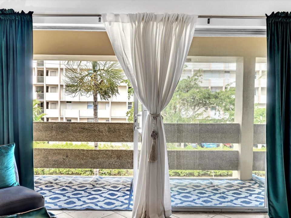 Active With Contract: $195,000 (1 beds, 1 baths, 900 Square Feet)