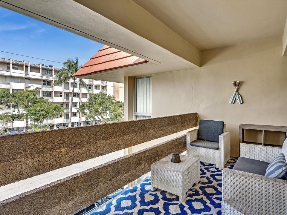 Active With Contract: $195,000 (1 beds, 1 baths, 900 Square Feet)