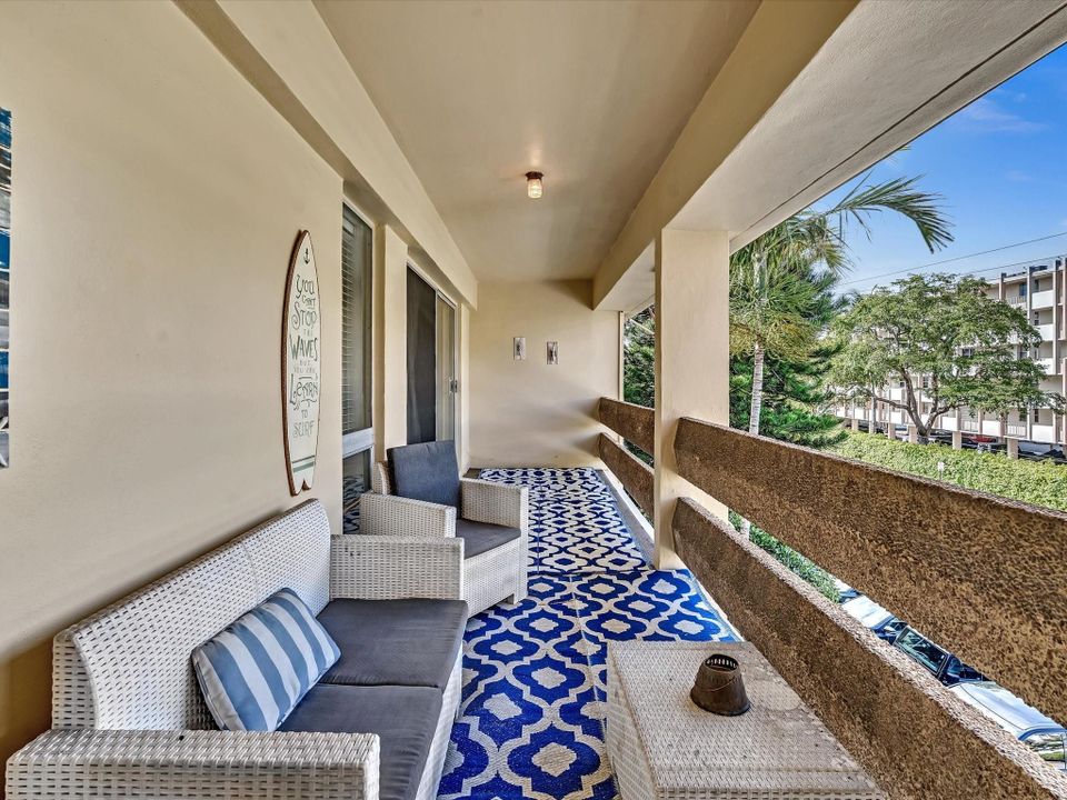 Active With Contract: $195,000 (1 beds, 1 baths, 900 Square Feet)