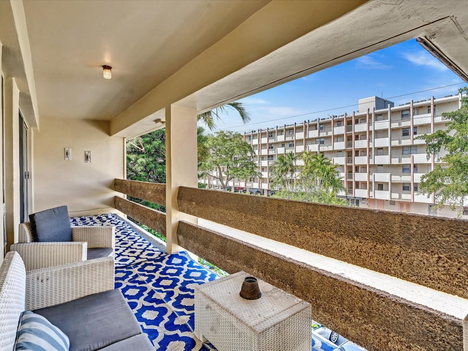 Active With Contract: $195,000 (1 beds, 1 baths, 900 Square Feet)