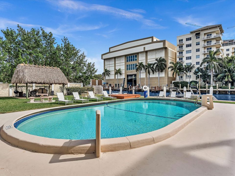 Active With Contract: $195,000 (1 beds, 1 baths, 900 Square Feet)