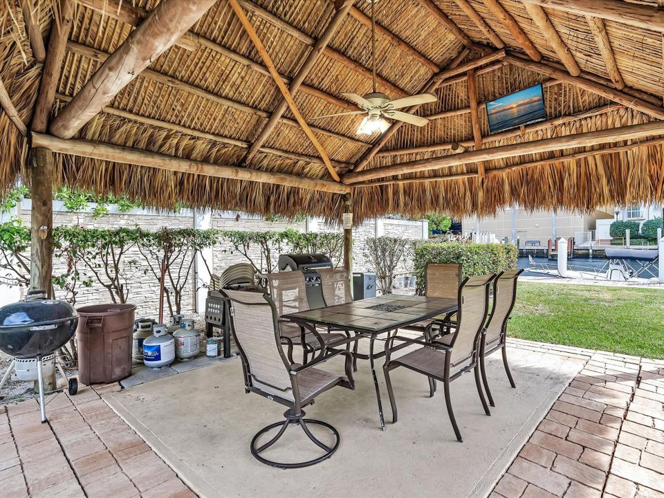 Active With Contract: $195,000 (1 beds, 1 baths, 900 Square Feet)