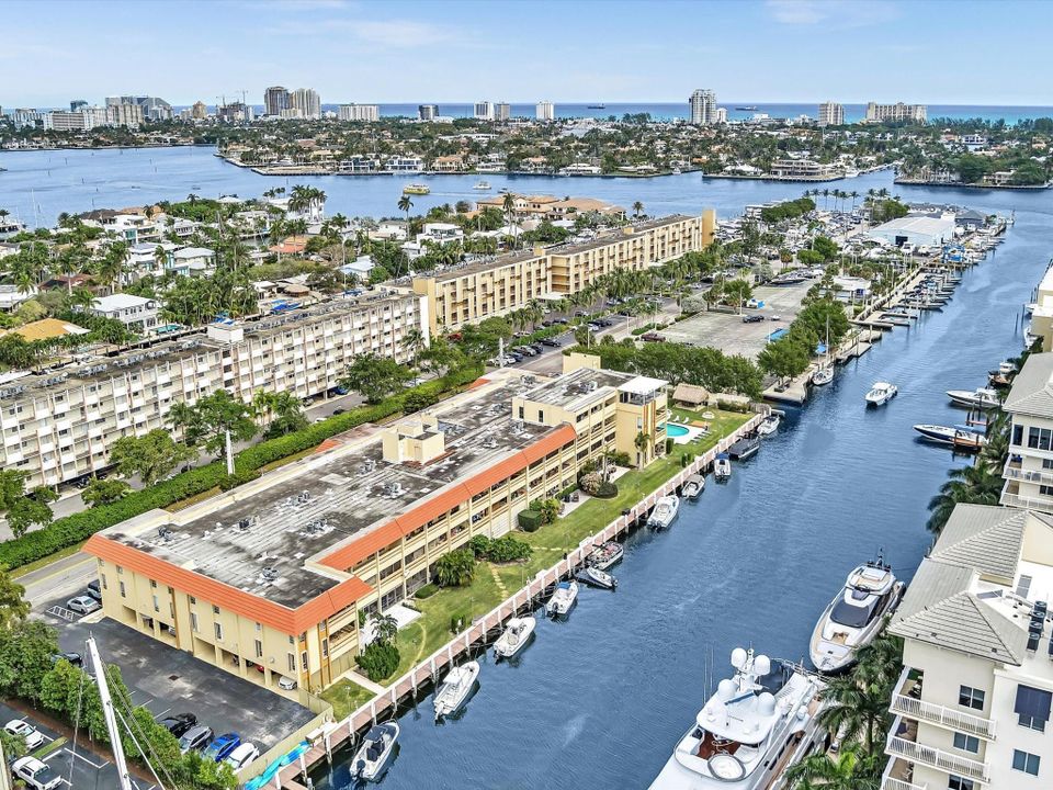 Active With Contract: $195,000 (1 beds, 1 baths, 900 Square Feet)