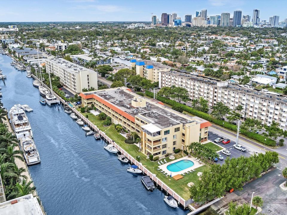 Active With Contract: $195,000 (1 beds, 1 baths, 900 Square Feet)