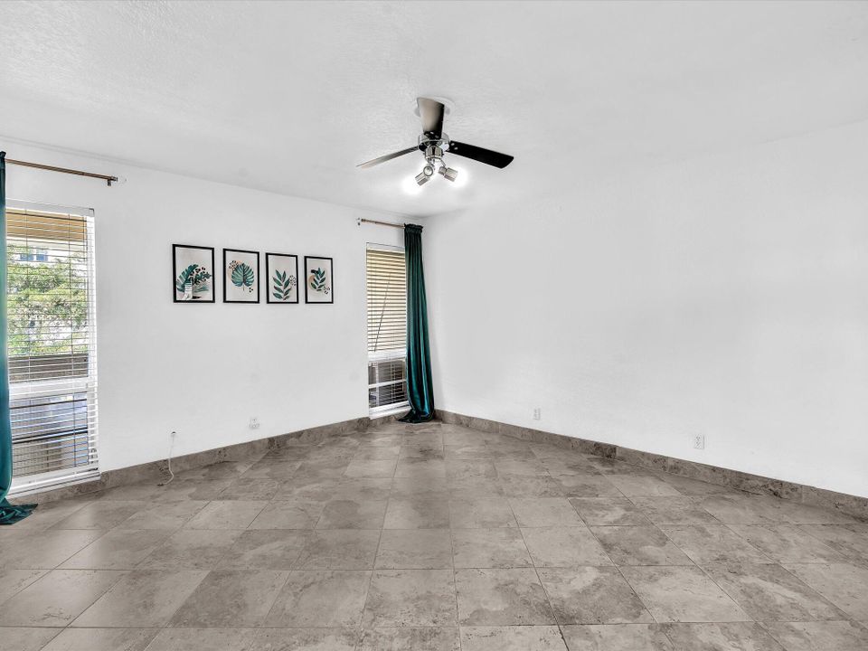 Active With Contract: $195,000 (1 beds, 1 baths, 900 Square Feet)