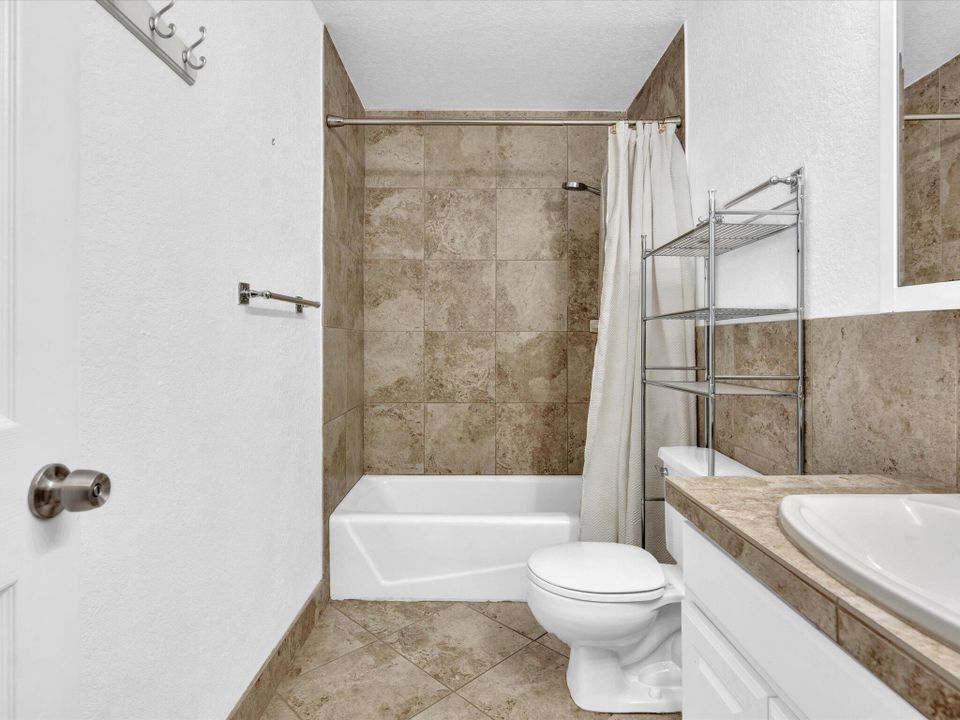 Active With Contract: $195,000 (1 beds, 1 baths, 900 Square Feet)