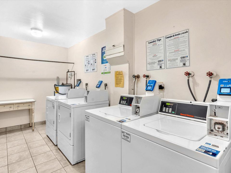 Active With Contract: $195,000 (1 beds, 1 baths, 900 Square Feet)