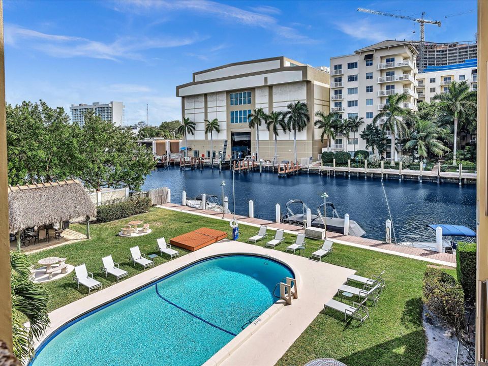 Active With Contract: $195,000 (1 beds, 1 baths, 900 Square Feet)