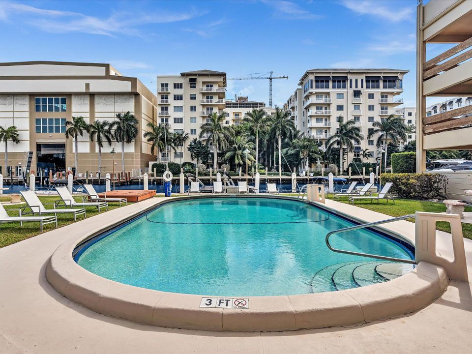 Active With Contract: $195,000 (1 beds, 1 baths, 900 Square Feet)