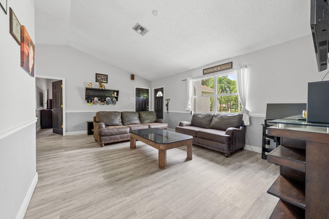 For Sale: $618,000 (4 beds, 2 baths, 1344 Square Feet)