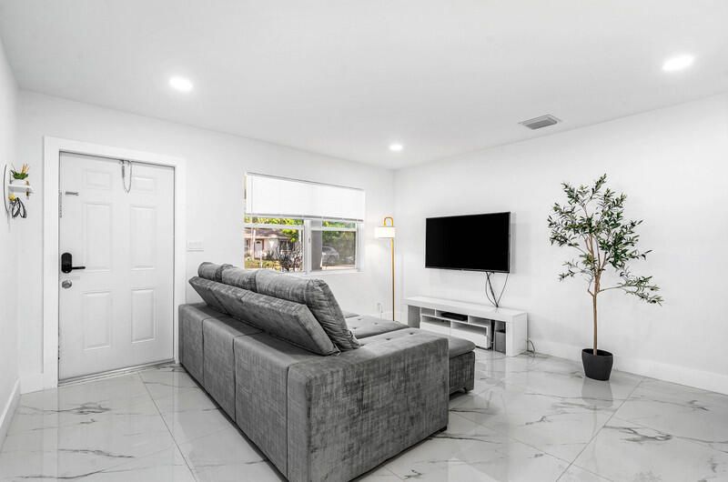 Под контрактом: $520,000 (3 спален, 2 ванн, 1020 Квадратных фут)