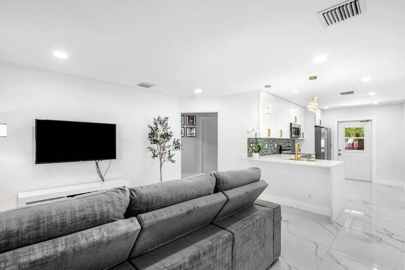 Под контрактом: $520,000 (3 спален, 2 ванн, 1020 Квадратных фут)