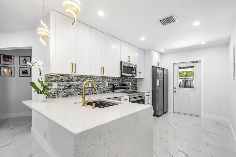 Под контрактом: $520,000 (3 спален, 2 ванн, 1020 Квадратных фут)