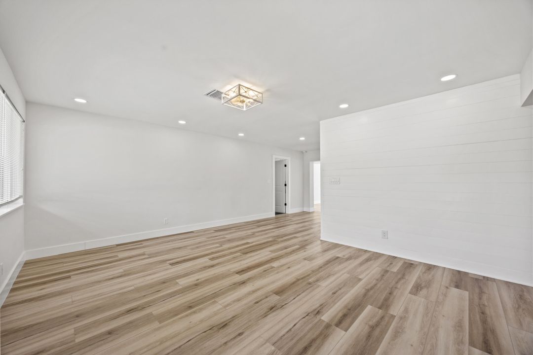 合同活跃: $799,000 (4 贝兹, 3 浴室, 1900 平方英尺)