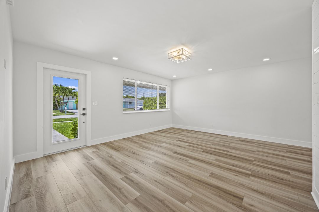 合同活跃: $799,000 (4 贝兹, 3 浴室, 1900 平方英尺)