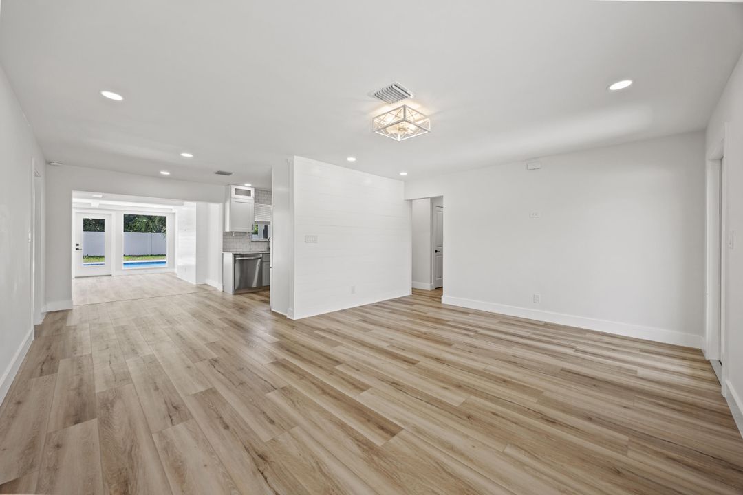 合同活跃: $799,000 (4 贝兹, 3 浴室, 1900 平方英尺)