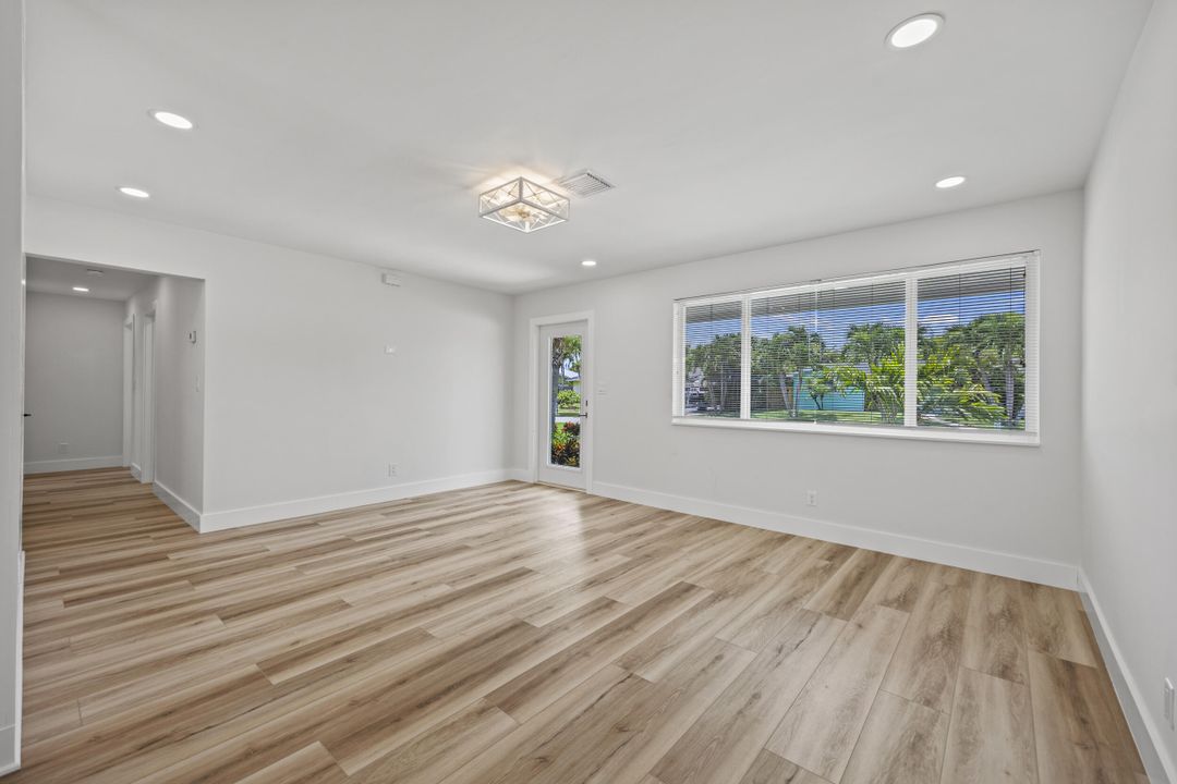 合同活跃: $799,000 (4 贝兹, 3 浴室, 1900 平方英尺)