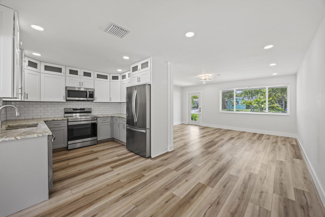 合同活跃: $799,000 (4 贝兹, 3 浴室, 1900 平方英尺)