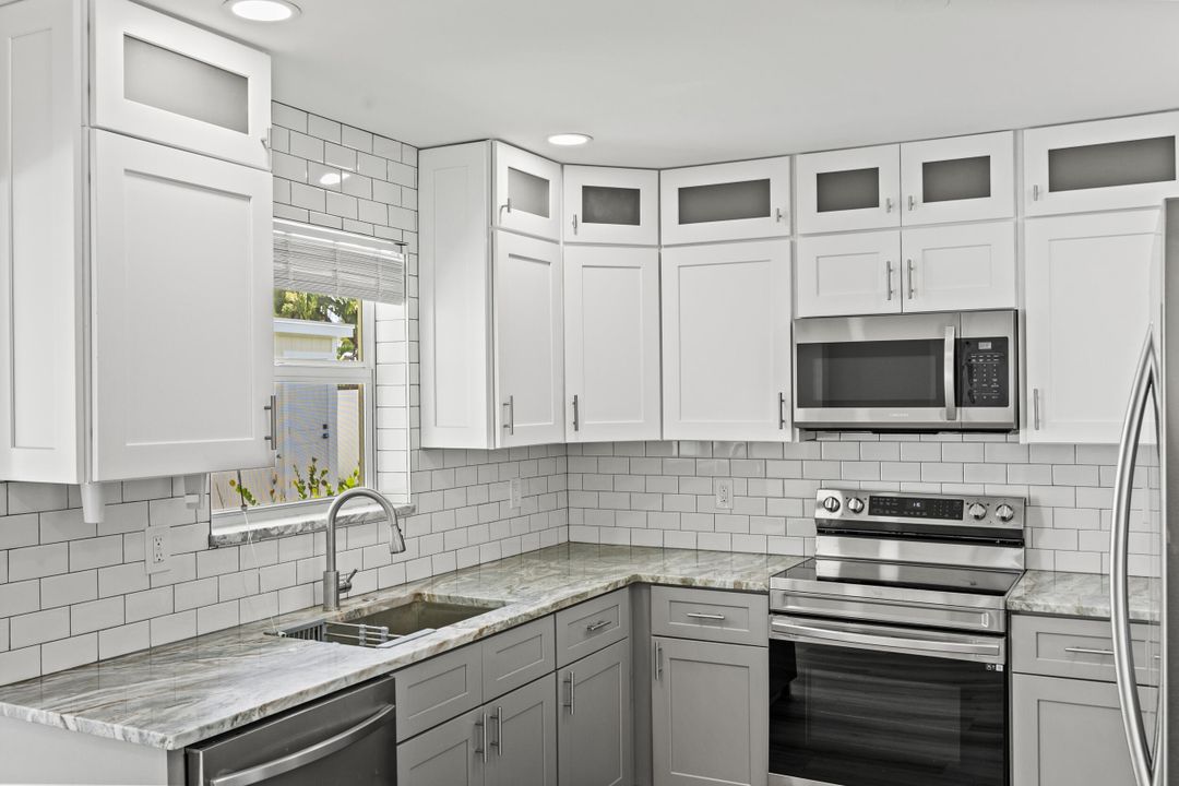 合同活跃: $799,000 (4 贝兹, 3 浴室, 1900 平方英尺)