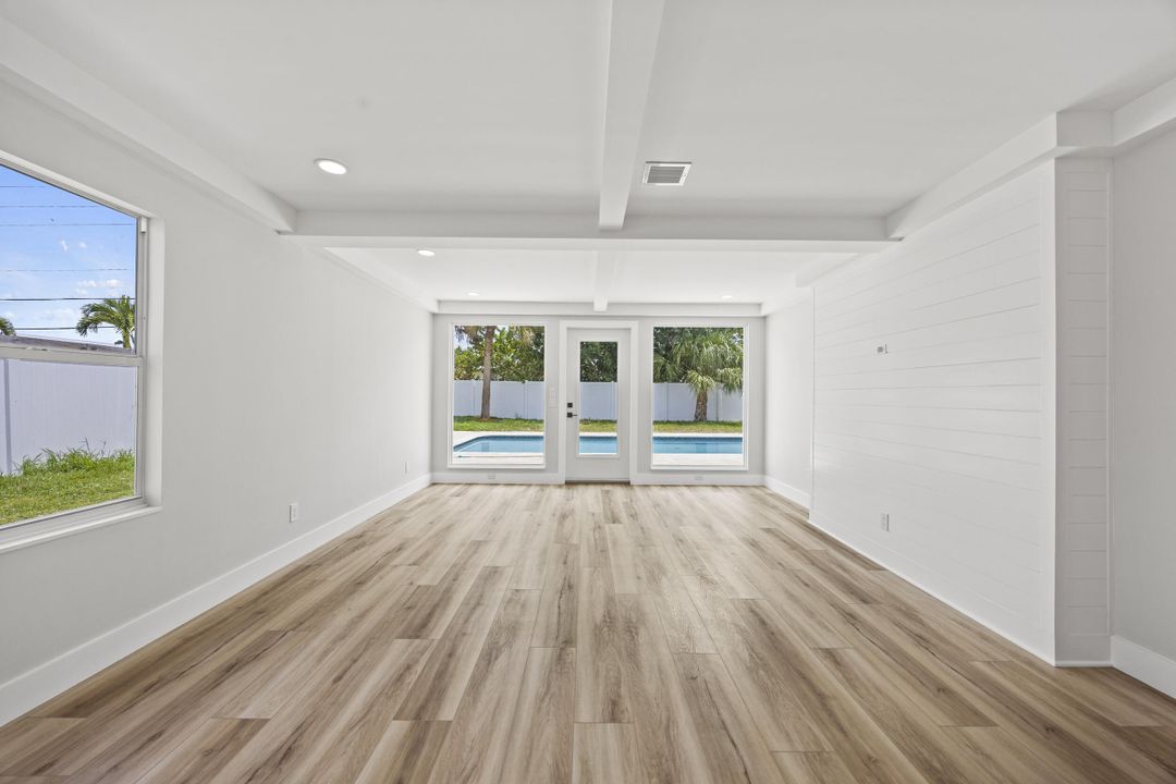 合同活跃: $799,000 (4 贝兹, 3 浴室, 1900 平方英尺)